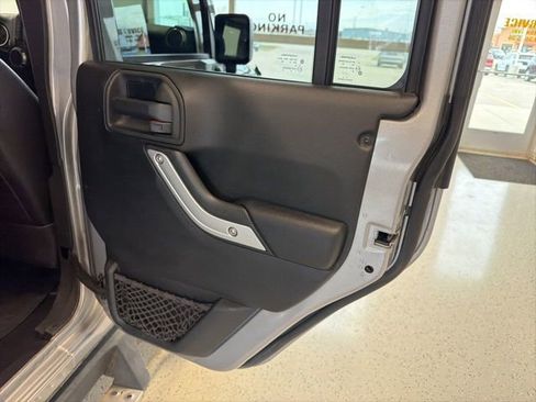 Used 2017 Jeep Wrangler Unlimited Rubicon w/ Connectivity Group AWD/4WD image 34