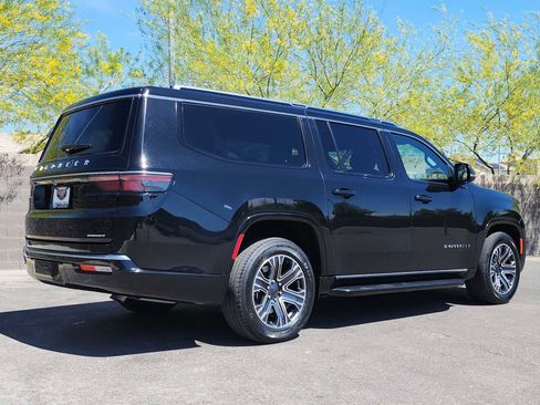 Used 2024 Jeep Wagoneer L Series II image 9