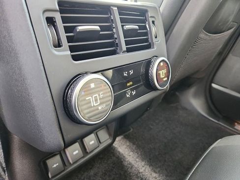 Used 2024 Land Rover Discovery S image 11