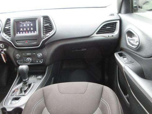 Used 2019 Jeep Cherokee Latitude w/ Popular Appearance Group FWD image 17