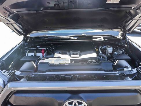 Used 2022 Toyota Tundra SR5 w/ SR5 Convenience Package AWD/4WD image 33