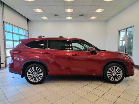 Used 2022 Toyota Highlander Platinum image 2