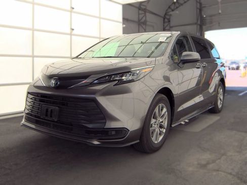 Used 2024 Toyota Sienna LE AWD/4WD image 1