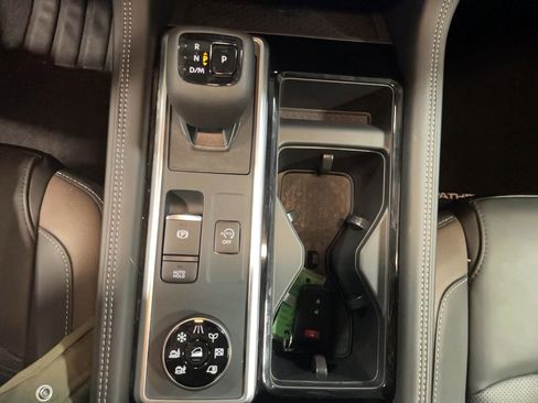 Used 2025 Nissan Pathfinder Platinum image 14