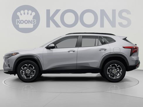 Used 2025 Chevrolet Trax LT FWD image 2