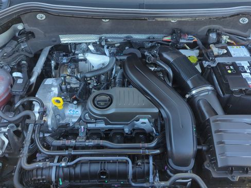 Certified 2025 Volkswagen Taos SE w/ Panoramic Sunroof Package image 20