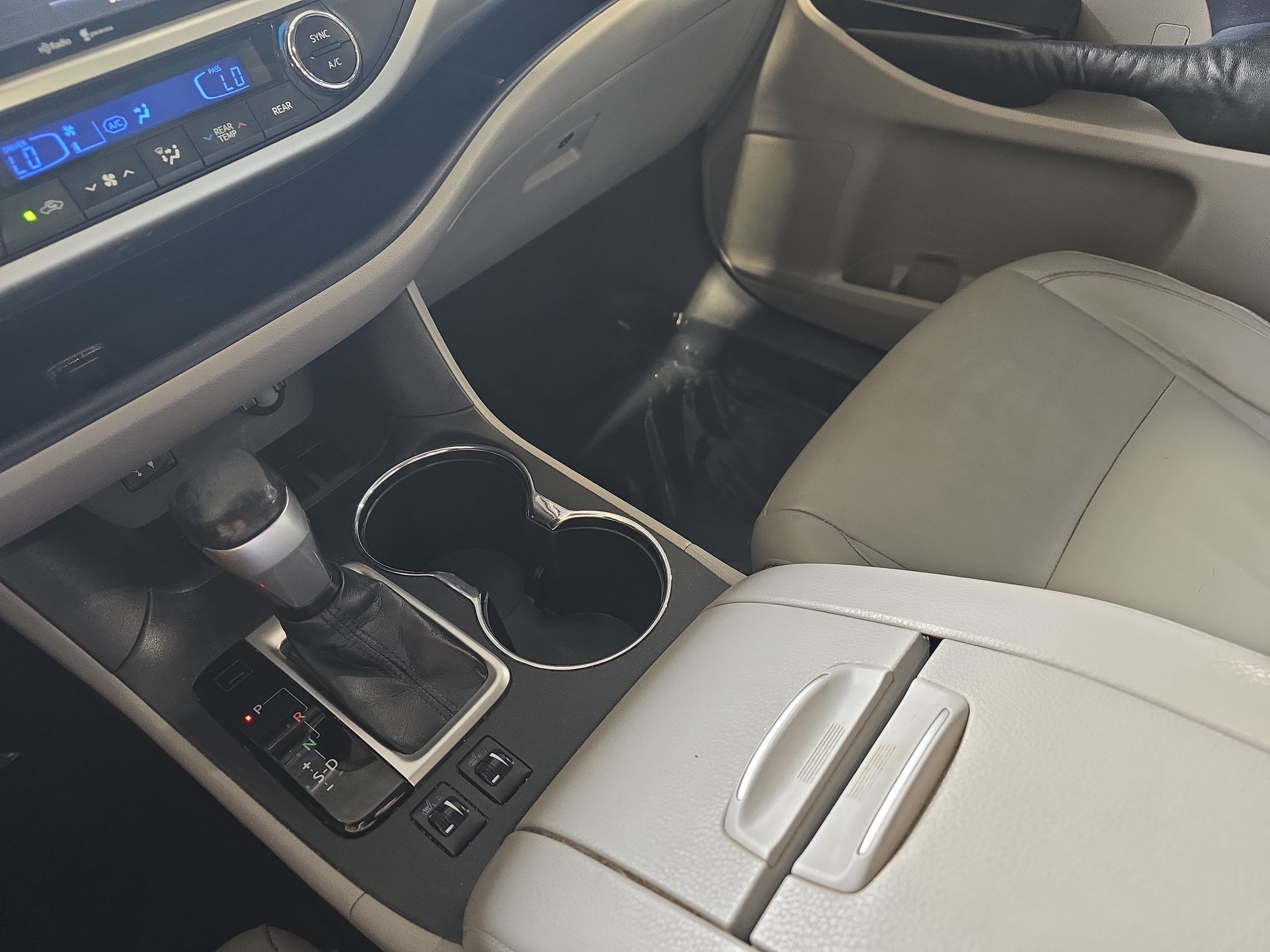 Used 2015 Toyota Highlander XLE FWD image 24