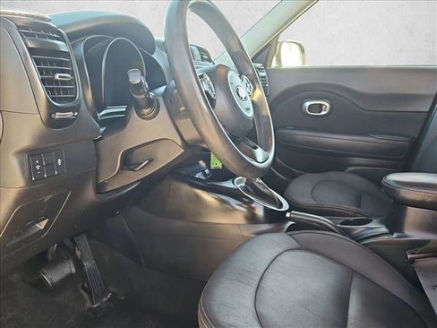 Used 2016 Kia Soul + image 10