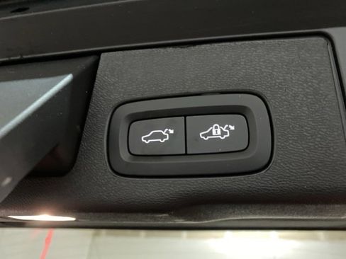 Used 2025 Volvo XC60 B5 Plus image 8