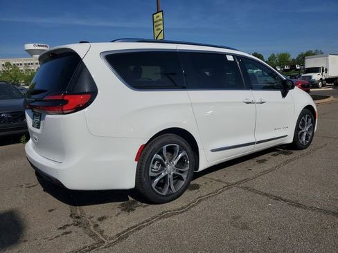 New 2026 Chrysler Pacifica Pinnacle image 6