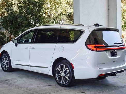 New 2026 Chrysler Pacifica Pinnacle w/ Trailer Tow Group AWD/4WD image 4