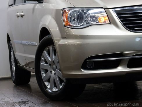 Used 2015 Chrysler Town & Country Touring FWD image 4