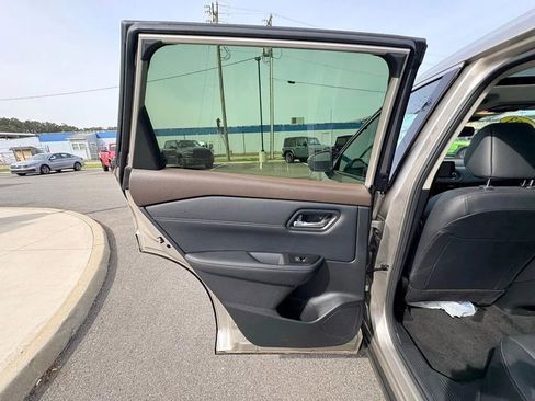 Used 2023 Nissan Rogue SL AWD/4WD image 16