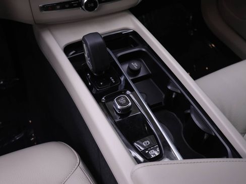 Certified 2024 Volvo XC60 B5 Plus AWD/4WD image 17
