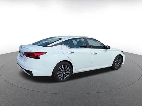 Used 2025 Nissan Altima 2.5 SV FWD image 15