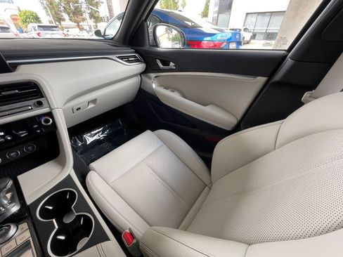 Used 2025 Genesis G70 2.5T image 35