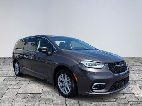 Used 2023 Chrysler Pacifica Touring-L FWD image 1