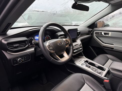 Used 2023 Ford Explorer XLT w/ Equipment Group 202A image 7