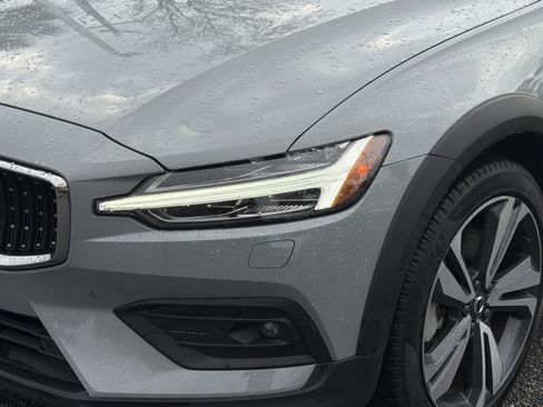 Certified 2025 Volvo V60 B5 Cross Country Plus image 6