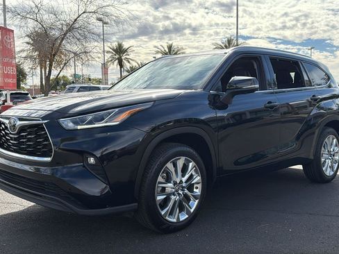 Used 2024 Toyota Highlander Limited image 3
