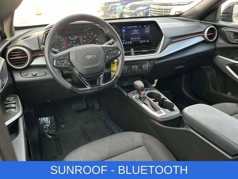 Used 2025 Chevrolet Trax RS w/ Sunroof Package image 2