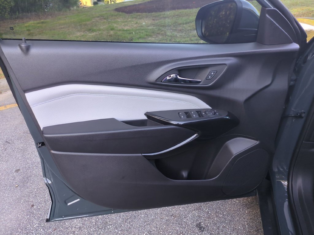 New 2026 Chevrolet Trax LT w/ LT Convenience Package FWD image 14