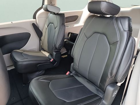 Used 2024 Chrysler Pacifica Touring-L FWD image 13