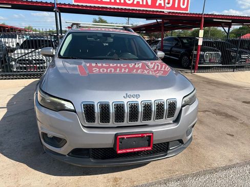 Used 2019 Jeep Cherokee Latitude Plus w/ Comfort/Convenience Group FWD image 3