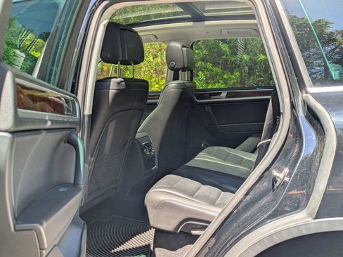 Used 2014 Volkswagen Touareg TDI AWD/4WD image 19