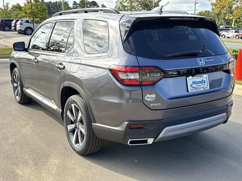Used 2025 Honda Pilot Touring image 6