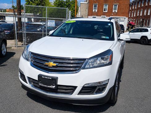 Used 2017 Chevrolet Traverse LT FWD image 2