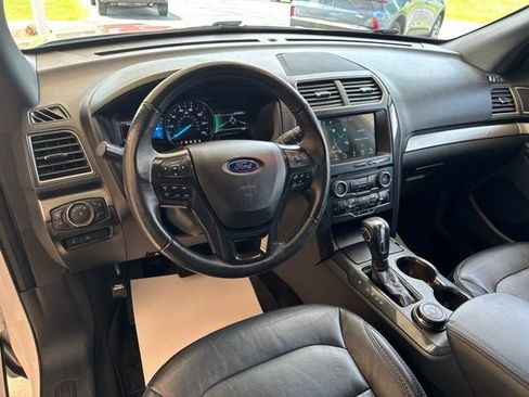 Used 2018 Ford Explorer XLT w/ Equipment Group 202A AWD/4WD image 15