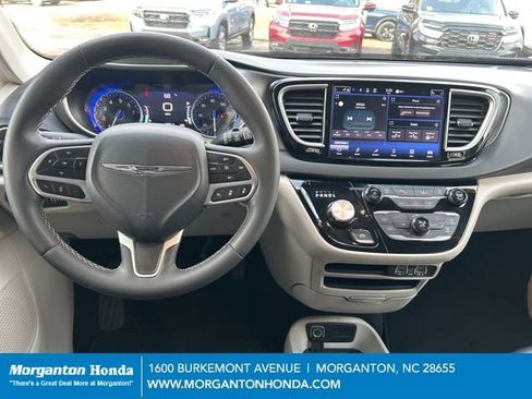 Used 2024 Chrysler Pacifica Touring-L FWD image 14
