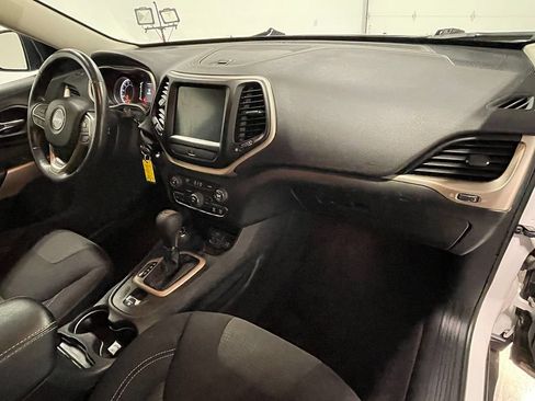 Used 2017 Jeep Cherokee Latitude w/ Cold Weather Group AWD/4WD image 26