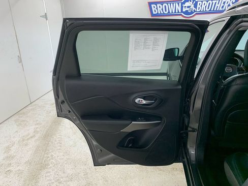 Used 2019 Jeep Cherokee Limited w/ Technology Group AWD/4WD image 23