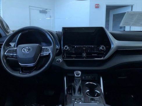 Used 2022 Toyota Highlander Platinum AWD/4WD image 18