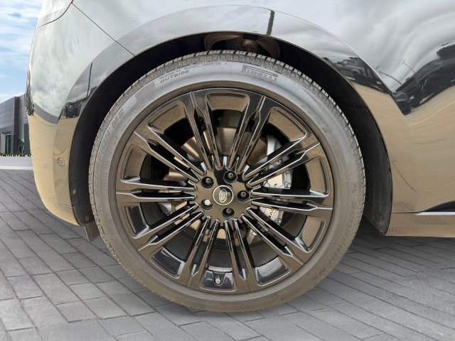 Used 2025 Land Rover Range Rover Long Wheelbase SE AWD/4WD image 9
