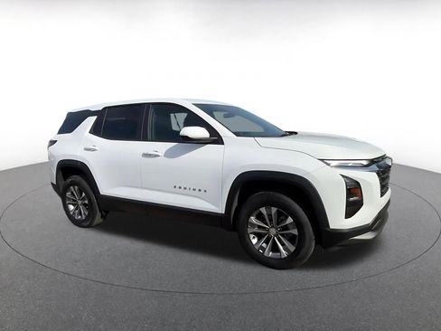 Used 2025 Chevrolet Equinox LT image 2