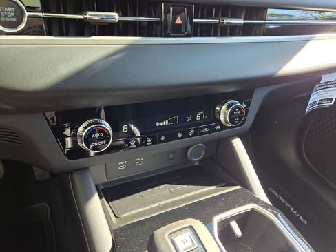 New 2025 Mitsubishi Outlander SE image 23