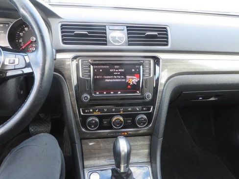 Used 2017 Volkswagen Passat 1.8T SE image 25