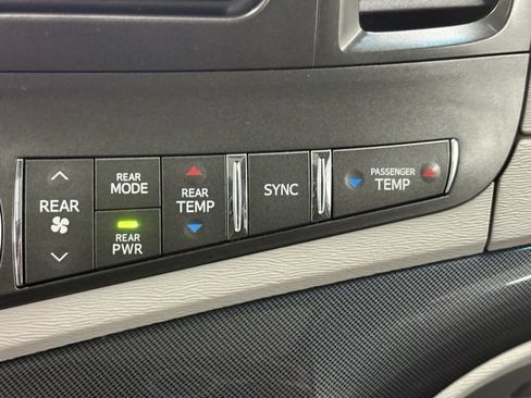 Used 2012 Toyota Sienna SE image 29