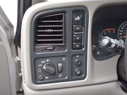 Used 2005 Chevrolet Silverado 2500 LT w/ Heavy-Duty Power Package AWD/4WD image 18