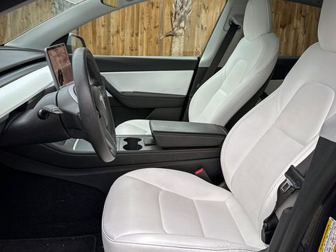 Used 2021 Tesla Model Y Long Range image 18