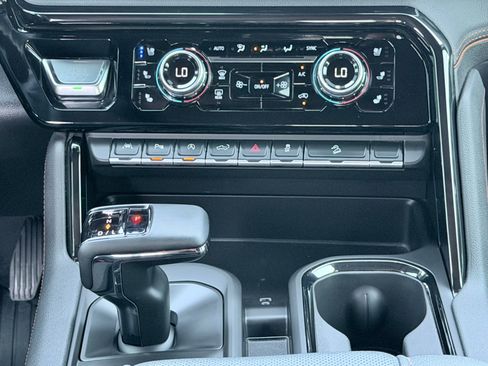 Used 2025 GMC Sierra 1500 AT4 w/ AT4 Premium Package AWD/4WD image 17
