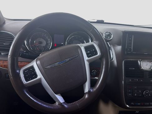 Used 2015 Chrysler Town & Country Touring-L w/ Driver Convenience Group FWD image 17