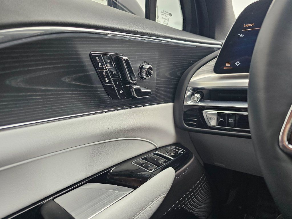 Certified 2024 Cadillac Lyriq Luxury AWD/4WD image 33