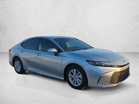 Used 2025 Toyota Camry LE image 3