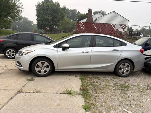 Used 2017 Chevrolet Cruze LS FWD image 5