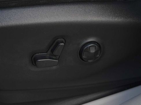 Used 2024 Chrysler Pacifica Limited FWD image 12