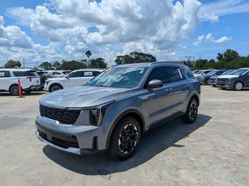 Certified 2025 Kia Sorento S FWD image 4